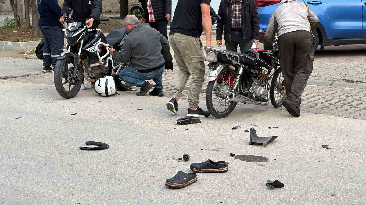 Bolu'da sollama yapan motosiklet karşı motosikletle çarpıştı, 2 kişi yaralandı