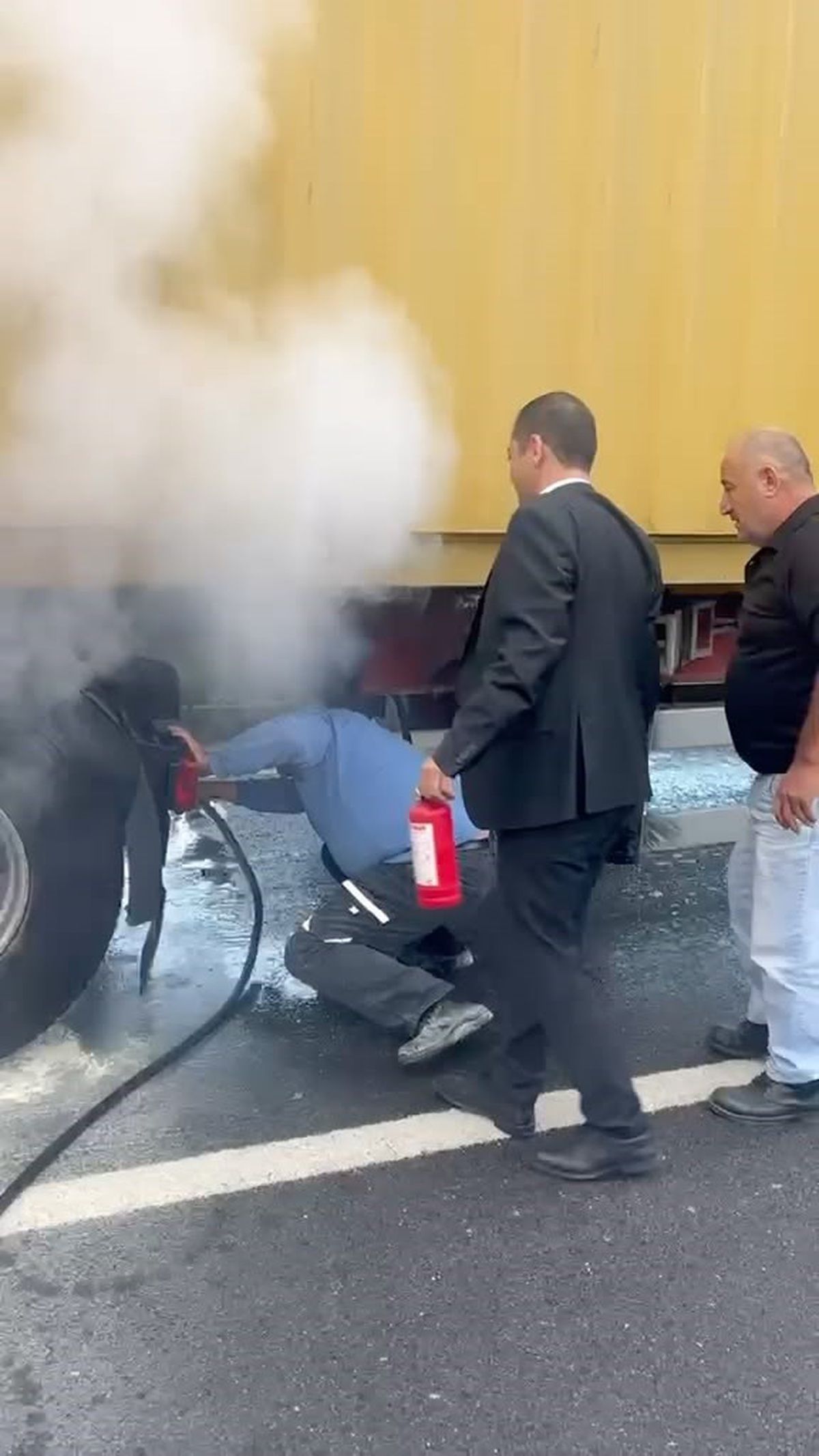Bolu'da tırın arka lastikleri alev aldı, yangın beton mikseri suyuyla söndürüldü