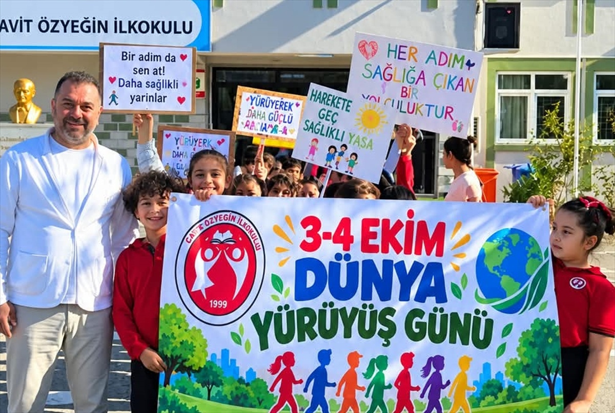 Bornova'daki Doktor Cavit Özyeğin İlkokulu öğrencileri Dünya Yürüyüş Günü'nde yürüdü