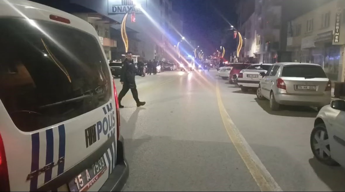 Burdur Gölhisar'da 3 katlı apartmanın çatısındaki yangın kontrol altına alındı
