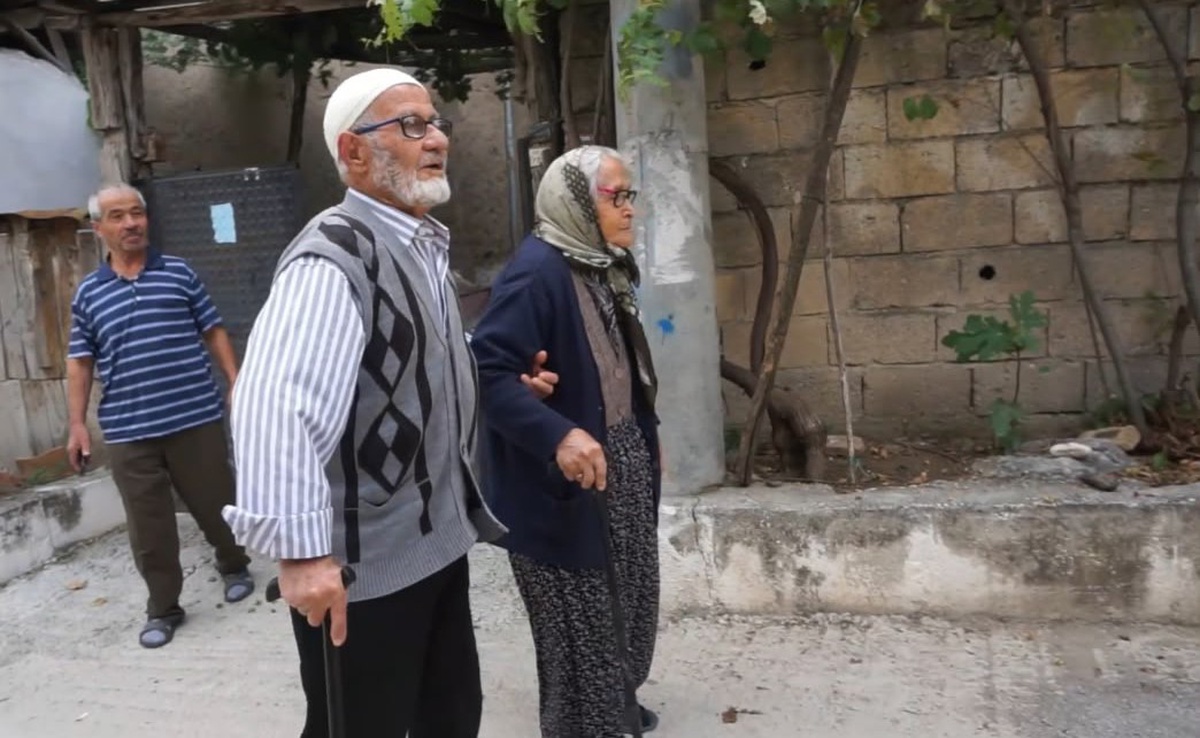 Burdur Gölhisar'da 72 yıllık evli Eroğuz çifti, zorluklara birlikte göğüs geriyor