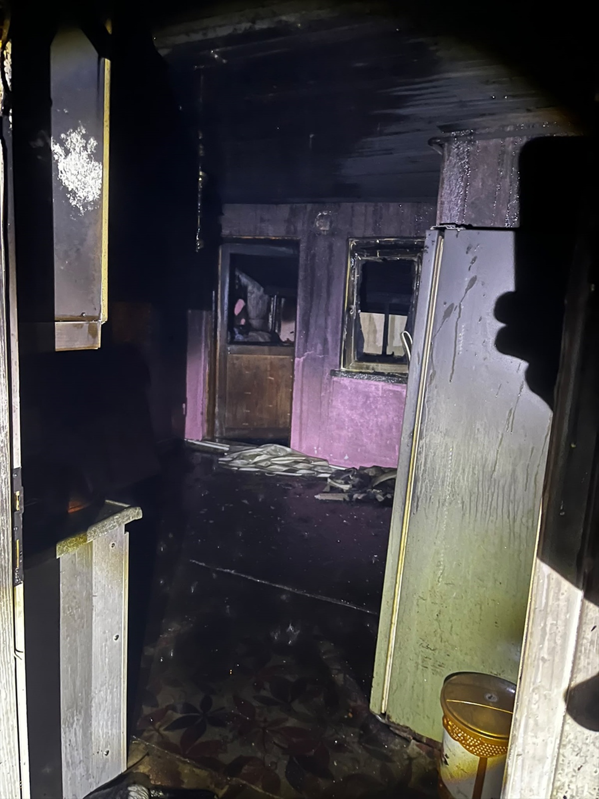 Burdur Gölhisar'da apartmanın çatı katındaki yangın söndürüldü, evde hasar oluştu