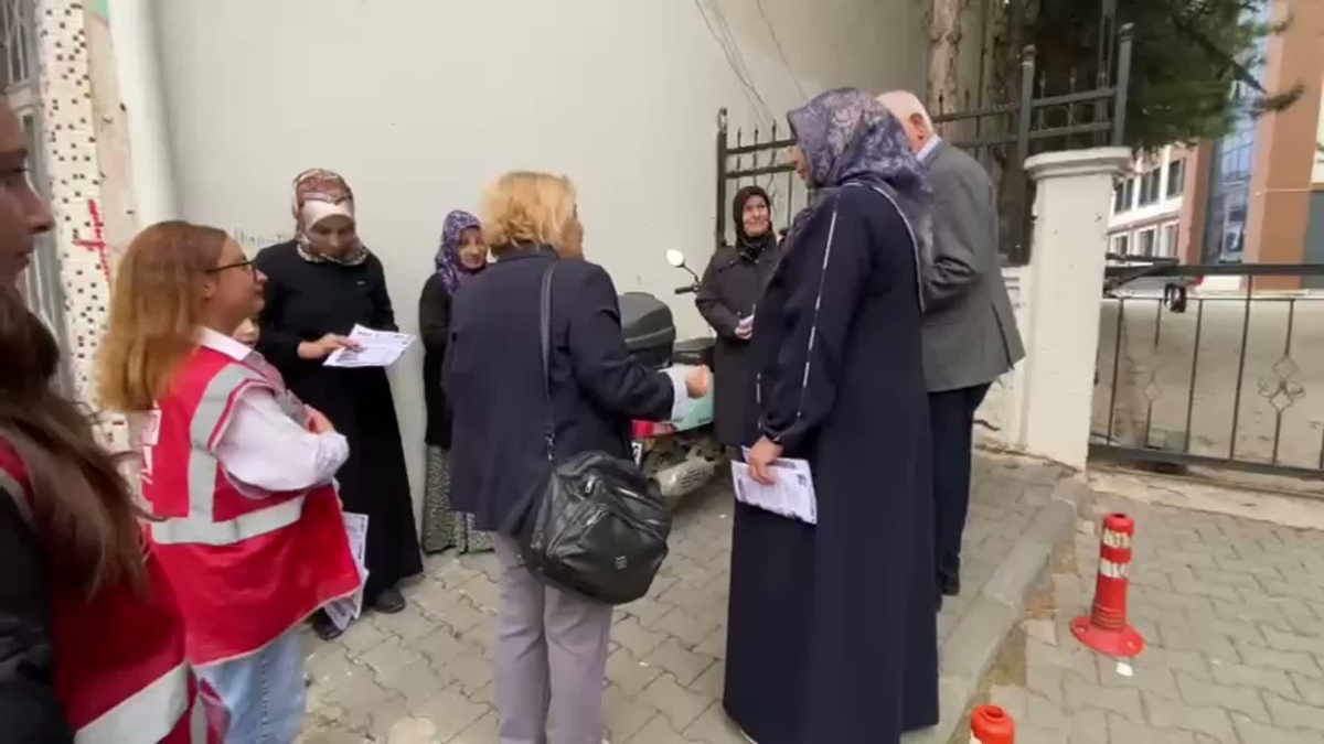 CHP Tokat İl Başkanlığı okullarda ücretsiz yemek ve güvenlik için broşür dağıttı