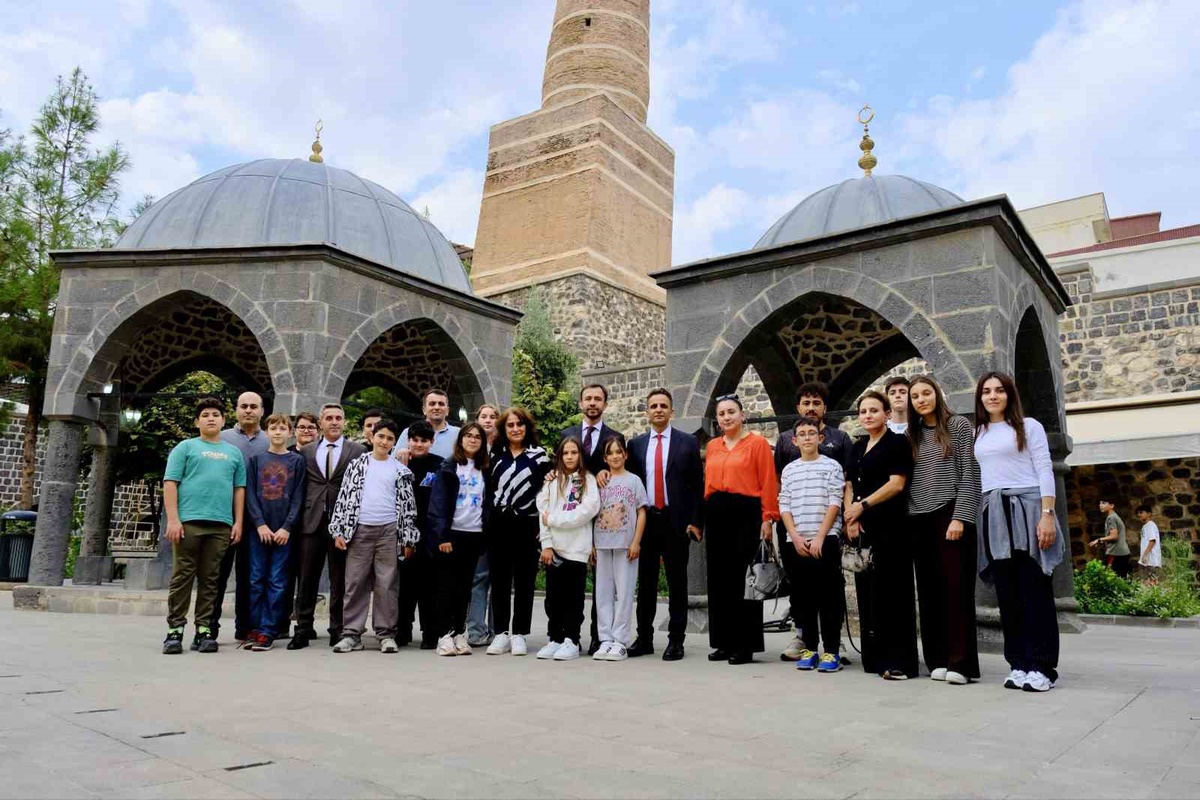 Cizre'de İstanbullu öğrencilere dengbej geleneği ve tarihi mekanlar tanıtıldı