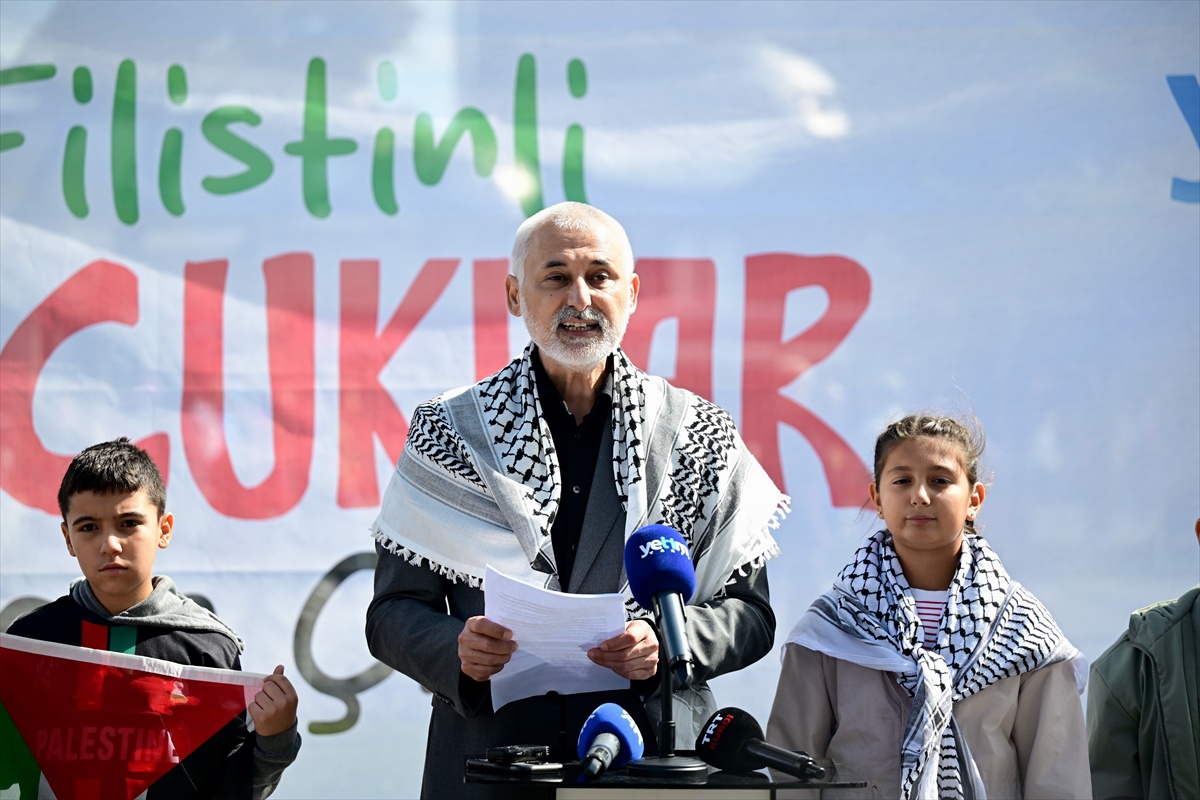 Çocuklar, Filistinli akranları için Sultanahmet'te resim çizdi