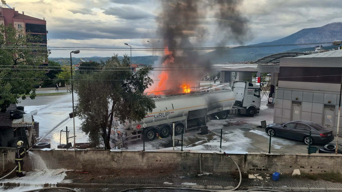 Denizli Pamukkale’de akaryakıt istasyonunda tanker yangını yanındaki tankere sıçradı