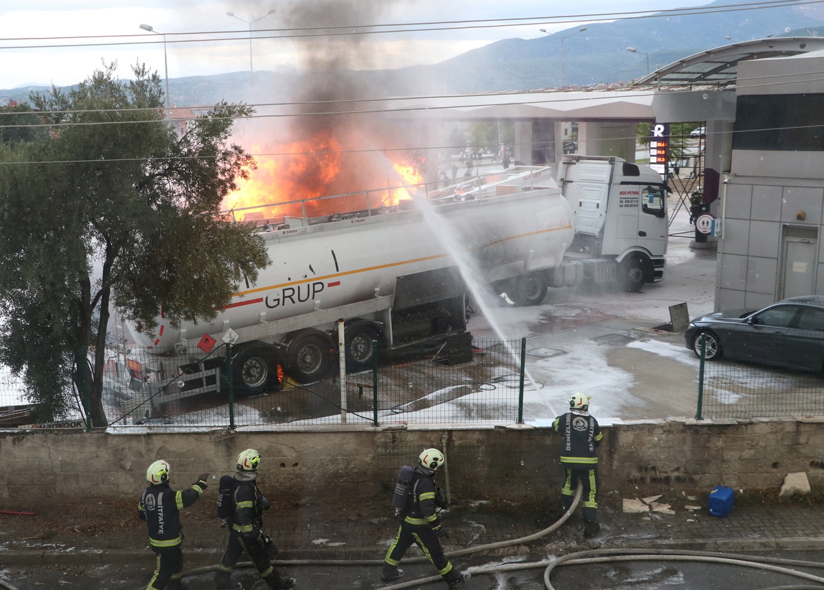 Denizli Pamukkale’de akaryakıt istasyonundaki tanker yangınında bir çalışan yaralandı
