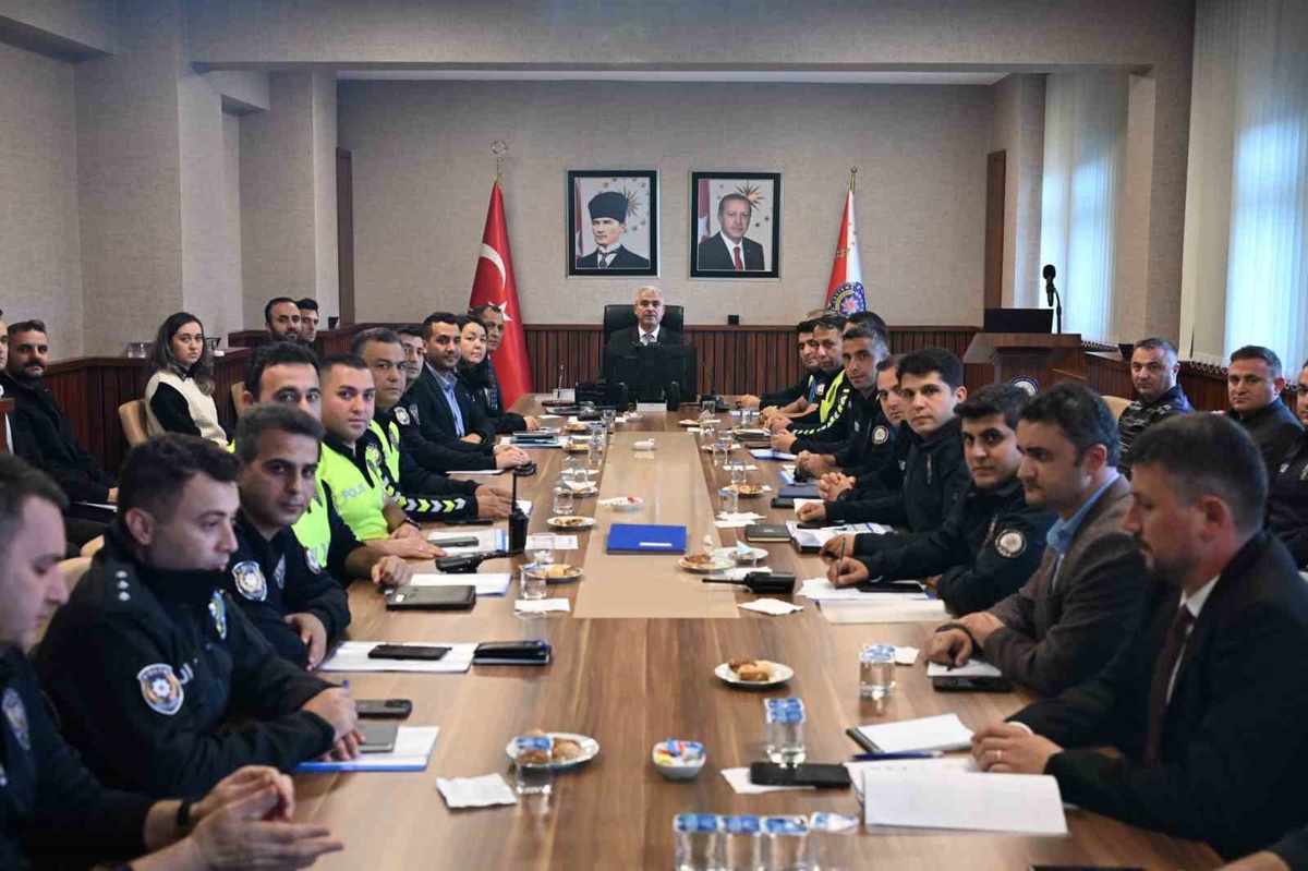 Düzce Emniyet Müdürlüğünde İbrahim Ergüder başkanlığında asayiş toplantısı yapıldı