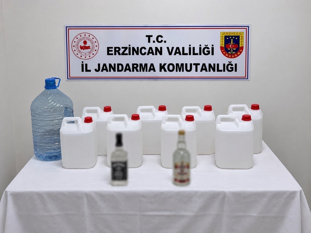 Erzincan Çağlayan'da operasyonda 40 litre etil alkol ile 15 litre sahte rakı bulundu