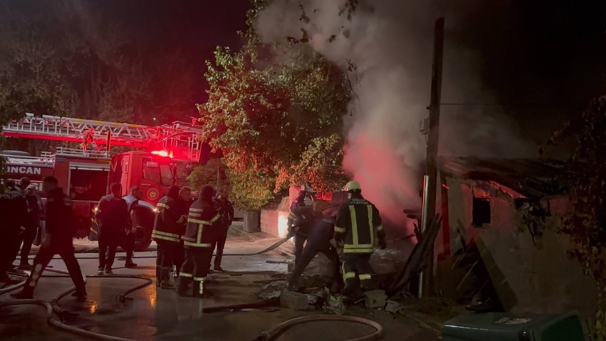 Erzincan'da müstakil evin odunluğunda çıkan yangın çevreye sıçramadan söndürüldü