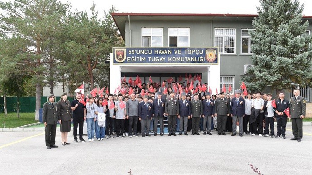 Erzincan Fen Lisesi öğrencileri Mehmetçik ile Bir Gün etkinliğinde gazilerle buluştu