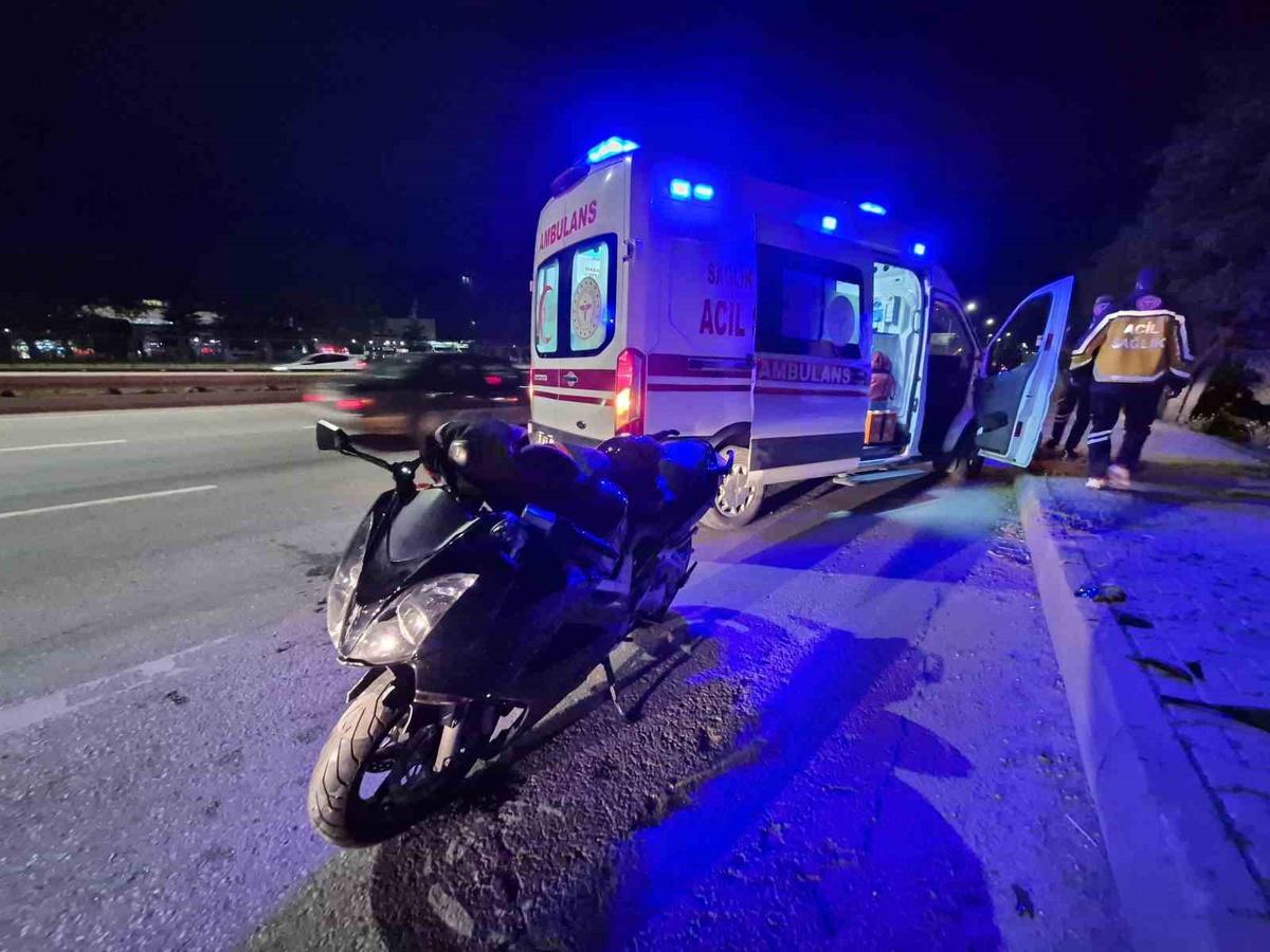 Eskişehir Çevre Yolu'nda otomobile çarpan motosikletin sürücüsü hastaneye kaldırıldı