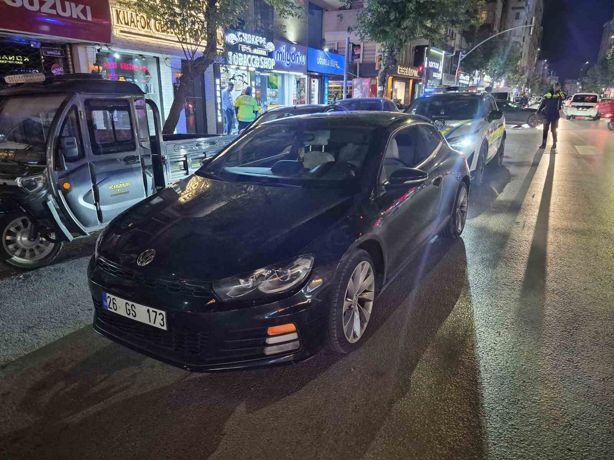 Eskişehir'de abartı egzozla durdurulan sürücü polise mukavemetten gözaltına alındı