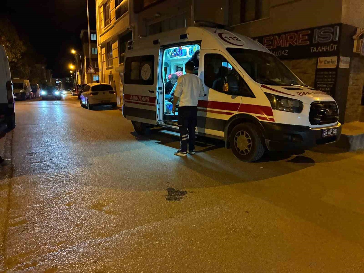 Eskişehir Odunpazarı'nda otomobile yandan çarpan motosiklet sürücüsü yaralandı