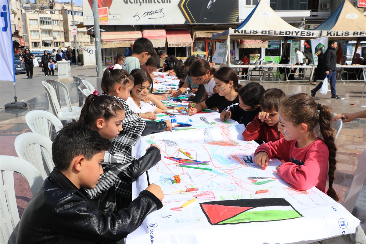 Filistinli çocuklar için Kilis'te çizilen 300 metrelik resim İstanbul'a gönderildi