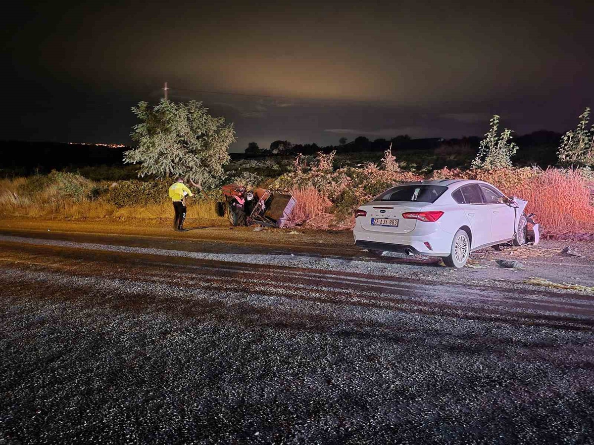 Gaziantep Yavuzeli'de gece otomobil ile traktör çarpıştı, 3 kişi yaralandı