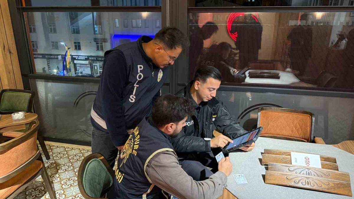 Hakkari'de eş zamanlı denetimlerde çeşitli suçlardan aranan 7 şahıs yakalandı