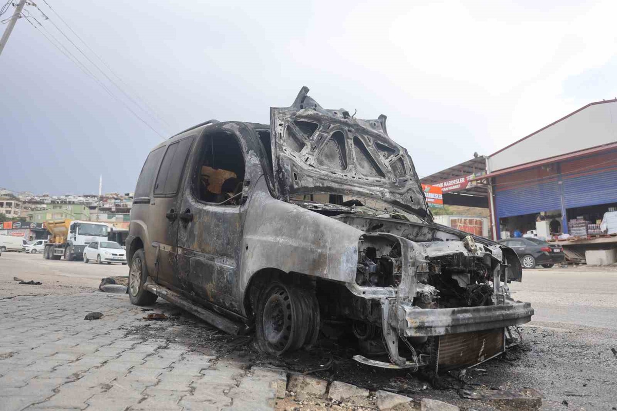 Hatay Antakya'da yanan Fiat Doblo itfaiye tarafından söndürüldü