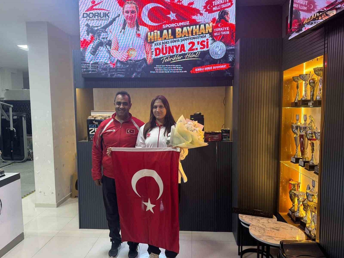 Hilal Bayhan, kick boksta dünya ikincisi olarak Denizli'ye döndü