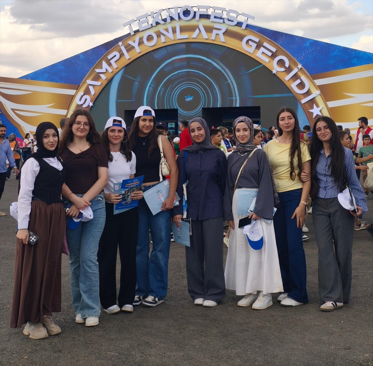 İdilli öğrenciler Şanlıurfa'daki TEKNOFEST'te yerli ve milli ürünleri inceledi.