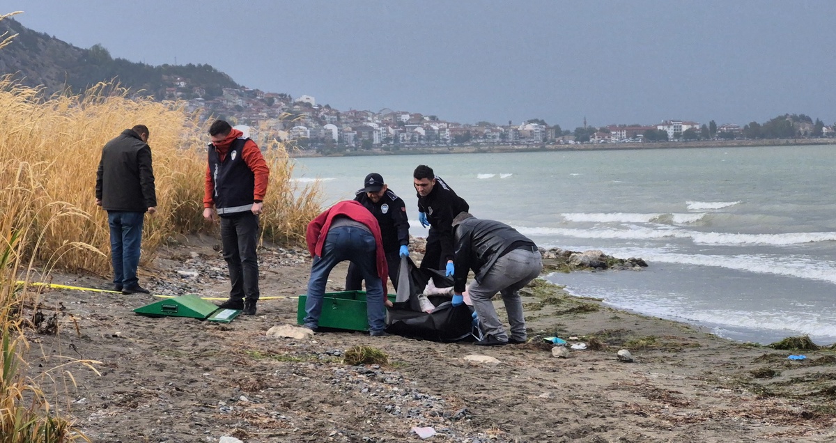 Isparta Eğirdir’de göl kenarında bulunan erkek cesedi otopsi için morga götürüldü