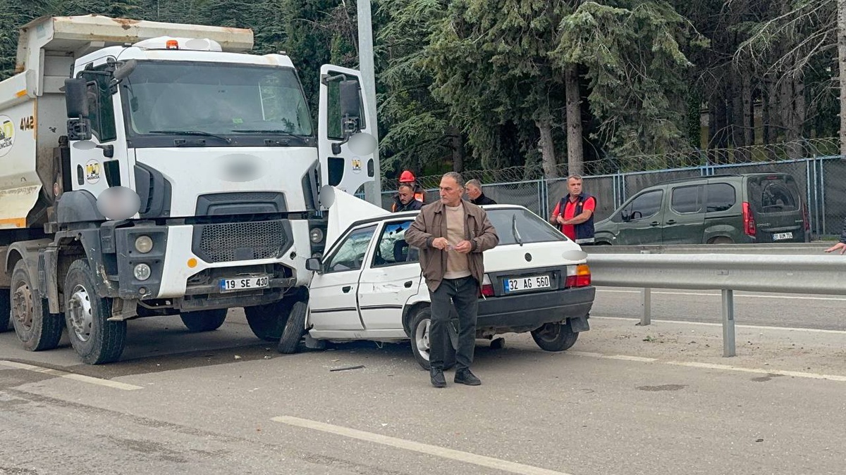 Isparta Eğirdir'de ters yöne giren otomobil hafriyat kamyonuyla çarpıştı