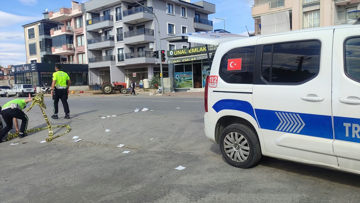 İzmir Ödemiş'te hafif ticari aracın çarptığı yaya ağır yaralandı