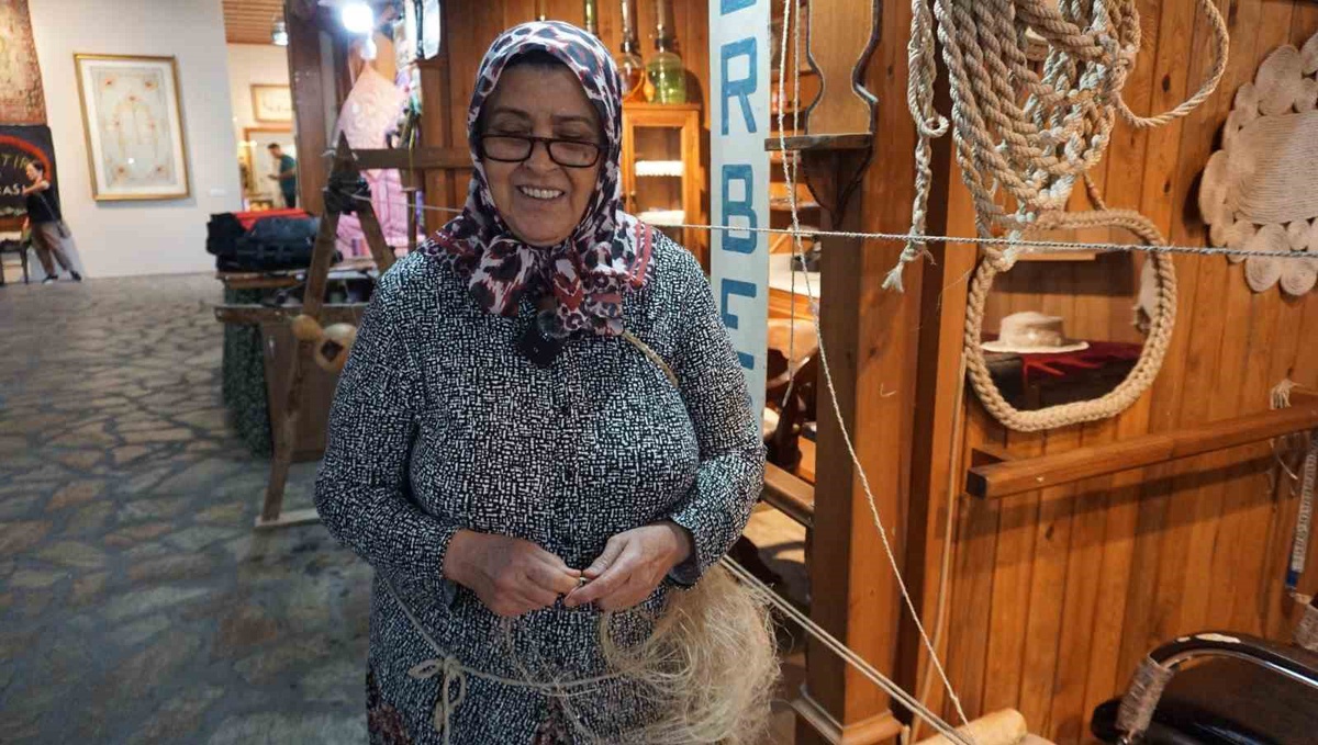 İzmir Tire'de 66 yaşındaki kadın, urgancılığı günümüze uyarlayıp geleceğe taşıyor