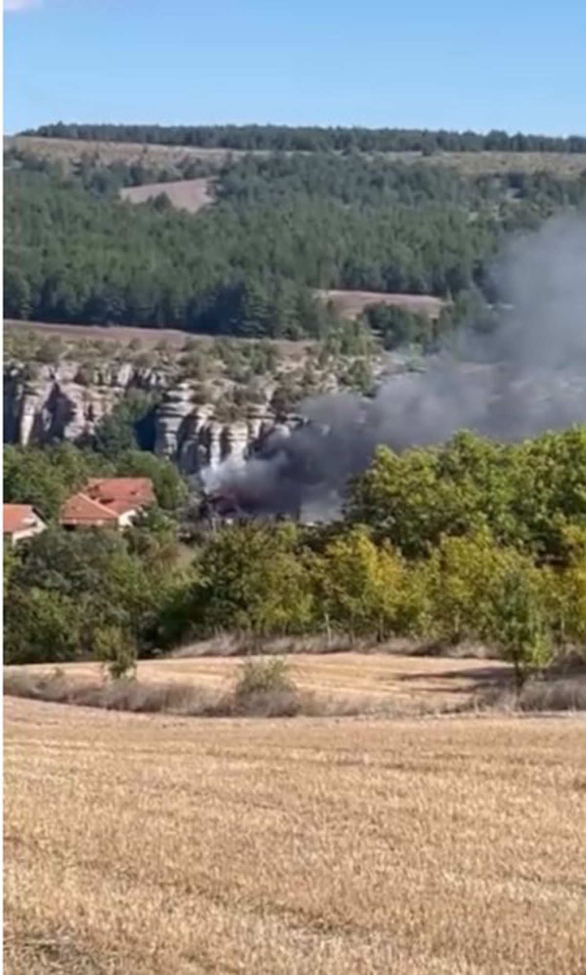 Karabük Safranbolu'da tek katlı evin çatısındaki yangını itfaiye söndürdü