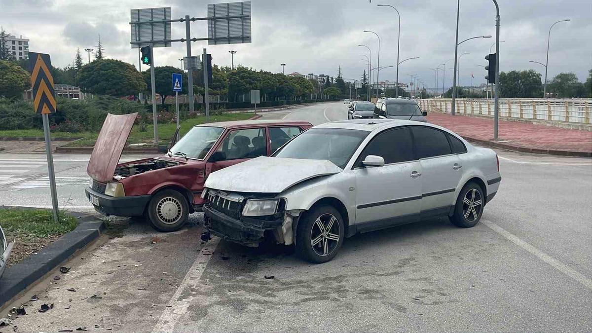 Karaman'da otogar kavşağında iki otomobil çarpıştı, 1 kişi yaralandı