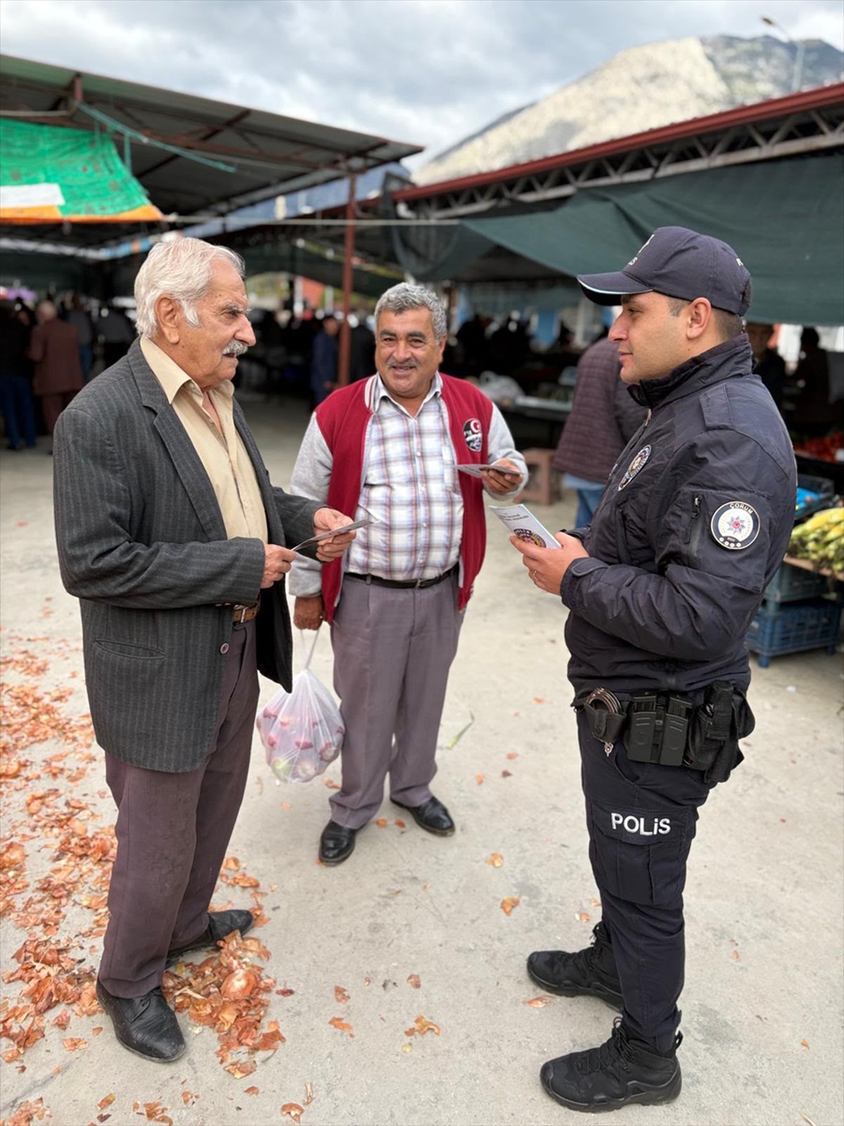 Kargı İlçe Emniyet Amirliği, pazarda dolandırıcılık uyarısı yaptı
