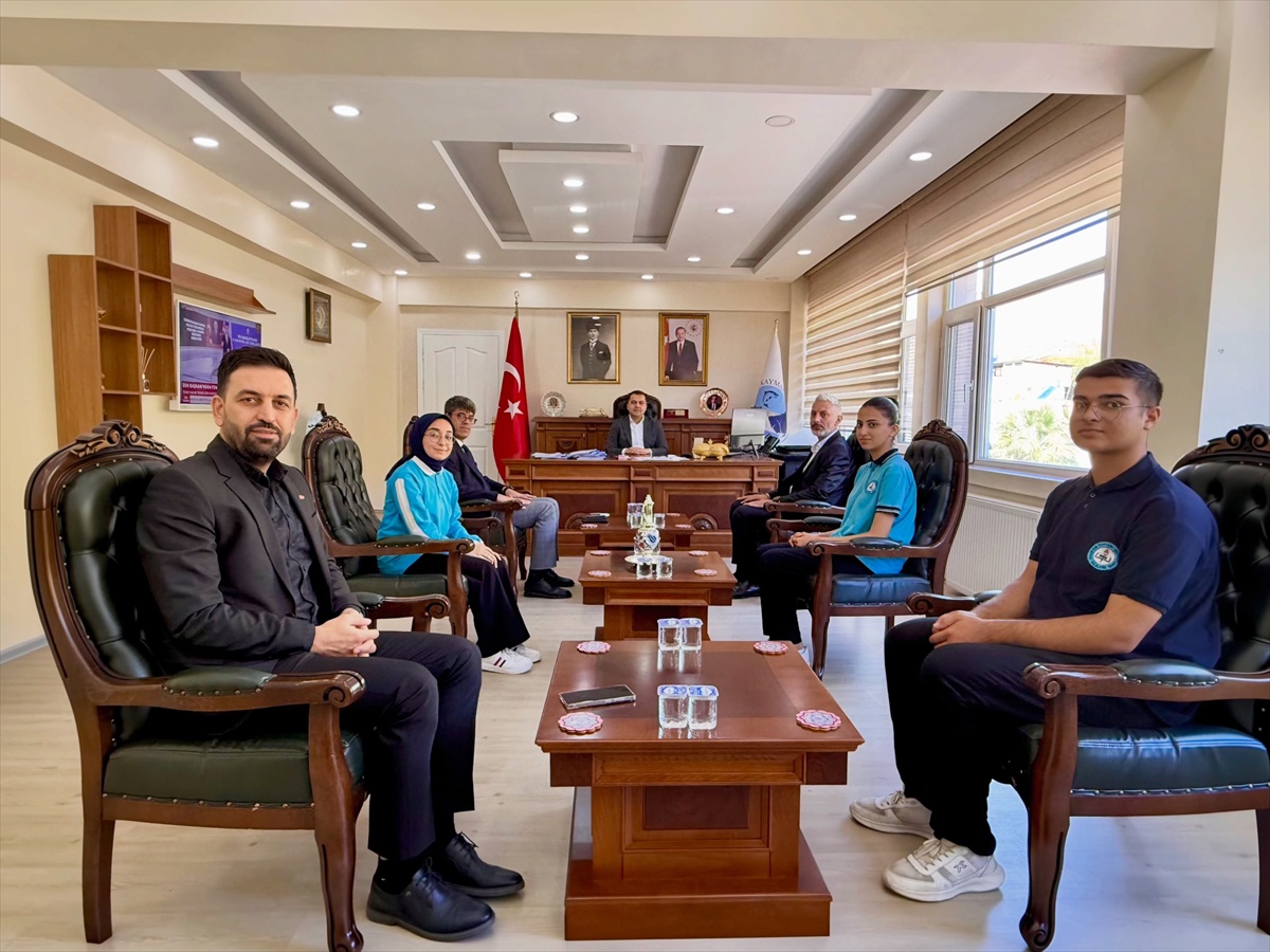 Keban Kaymakamı Onur, Abu Dabi finaline kalan 3 öğrenci ve öğretmeni kabul etti