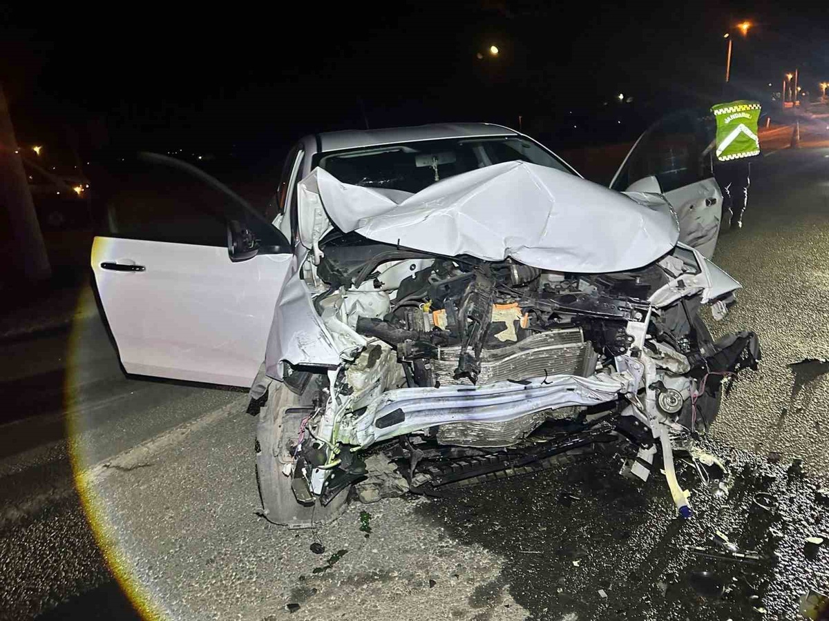 Keşan'ın Mecidiye köyünde çarpışan iki otomobilde 5 kişi yaralandı
