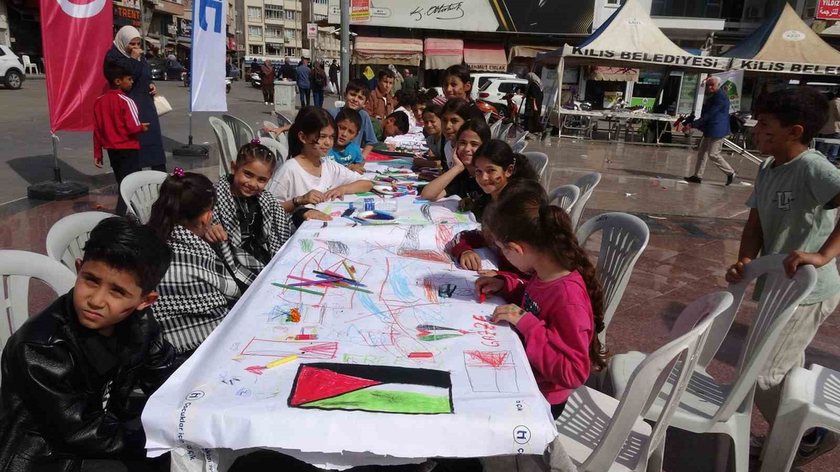 Kilis'te çocuklar, Filistinli yaşıtları için metrelerce kağıda resim çizdi