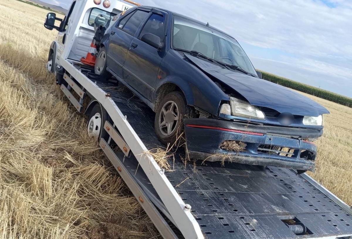 Konya'nın Kulu ilçesinde şarampole devrilen otomobilde 2 kişi yaralandı