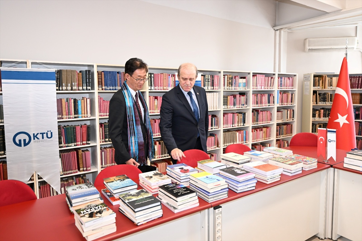 KTÜ Faik Ahmet Barutçu Kütüphanesi'ne Japonya'dan 175 kitap teslim edildi