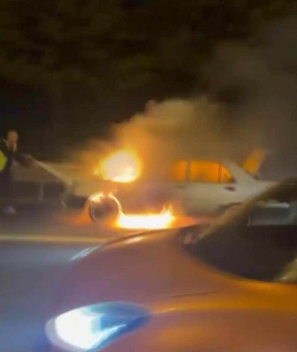 Küçükçekmece TEM Otoyolu'nda yanan otomobildeki yangın itfaiye ekiplerince söndürüldü