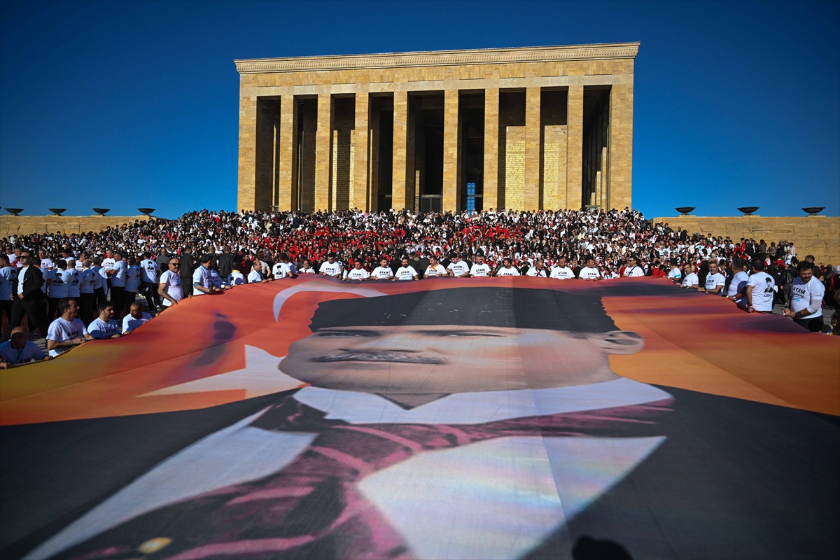 LÖSEV üyeleri ve lösemili çocuklar aileleriyle Anıtkabir'de çelenk bıraktı