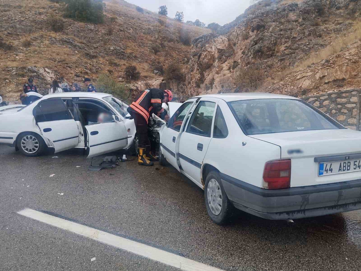 Malatya-Kayseri karayolunda kafa kafaya çarpışan iki otomobilde 6 kişi yaralandı