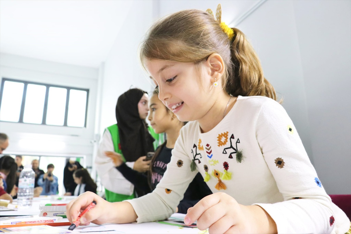 Manisa'da çocuklar Filistinli çocuklar için resim çizip şiir okudu