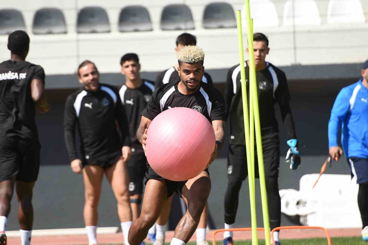 Manisa FK, Kayserispor deplasmanı hazırlıklarını dar alan oyunlarıyla sürdürdü