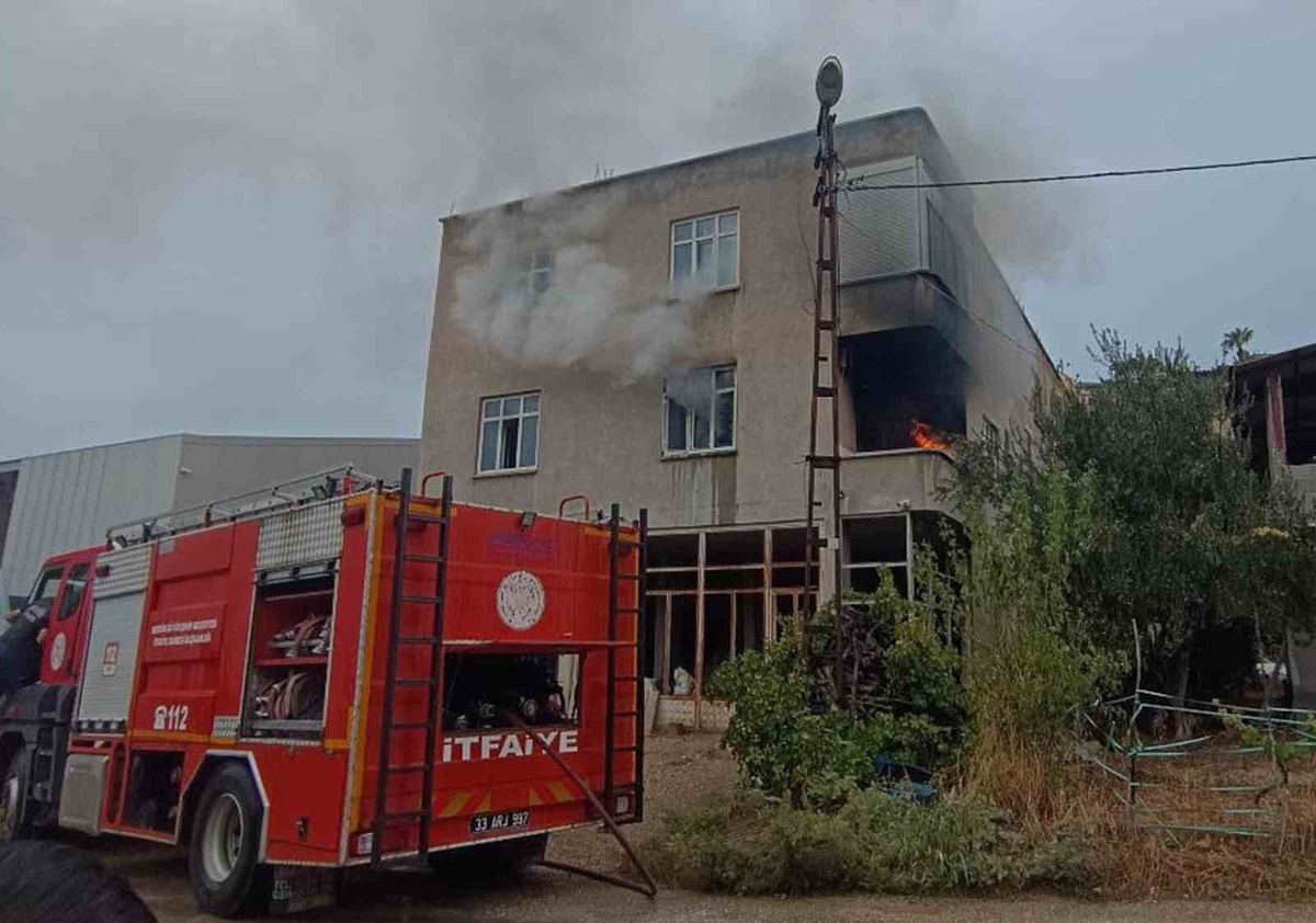 Mersin Mut'ta 3 katlı binadaki yangında mahsur kalan yaşlı kadın kurtarıldı