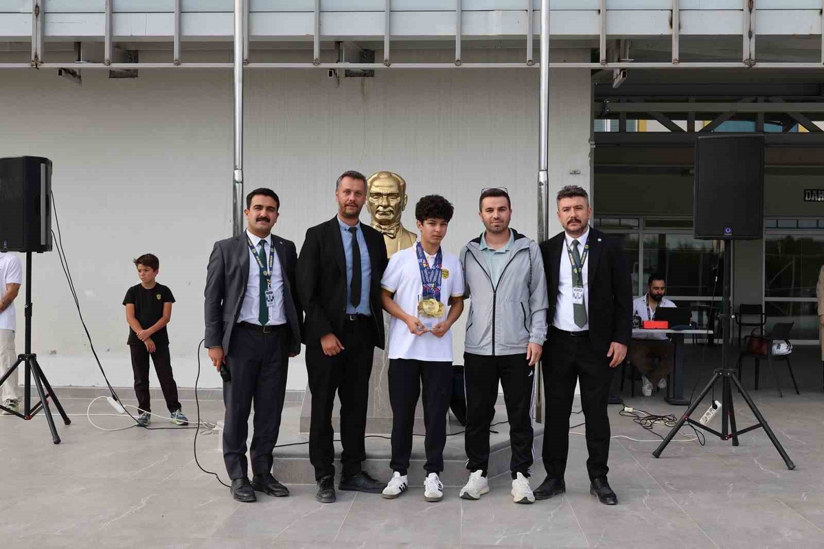 Milli masa tenisi sporcusu Rüzgar Alp Yalçınkaya, Hannover'de 4 altın madalya kazandı