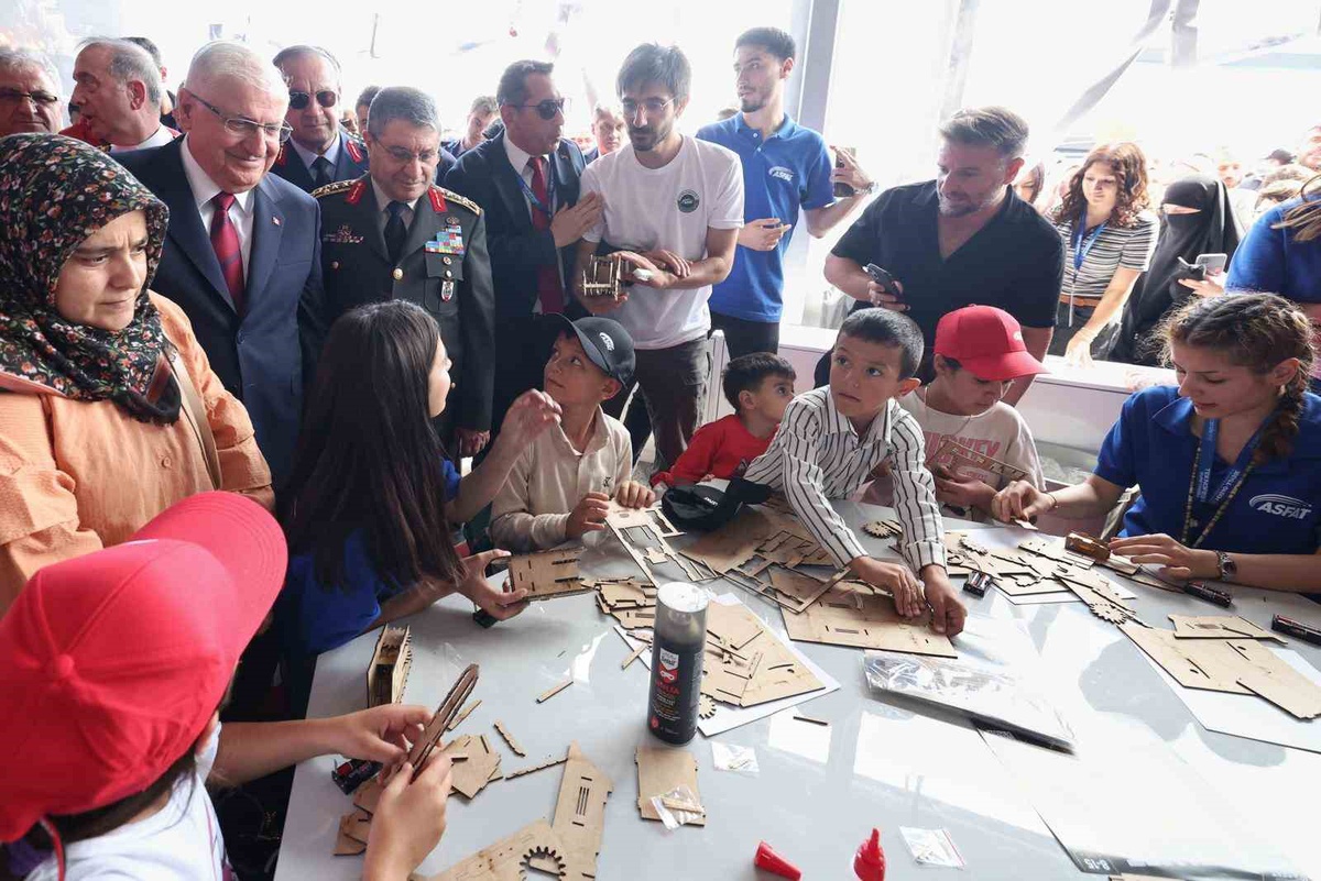 Milli Savunma Bakanı Güler, Azerbaycan sonrası TEKNOFEST için Şanlıurfa'ya geçti