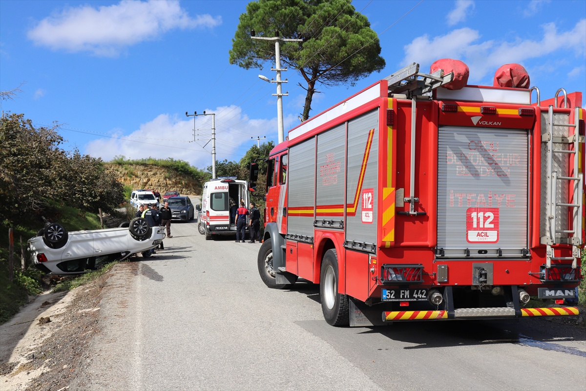 Ordu Ünye'de devrilen otomobilin 73 yaşındaki sürücüsü yaralandı.