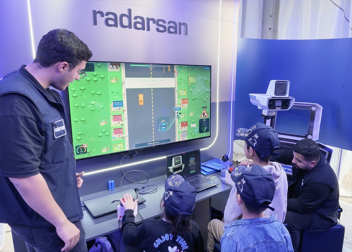 Radarsan standı, TEKNOFEST Güneydoğu'da çocuklara trafik kurallarını oyunla öğretiyor