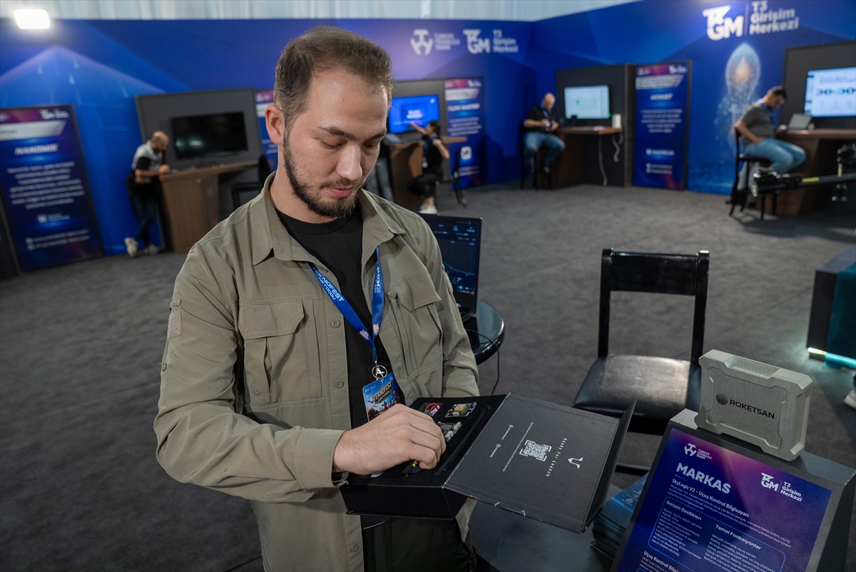 ROKETSAN testlerini geçen yerli uçuş kontrol bilgisayarı TEKNOFEST'te tanıtıldı