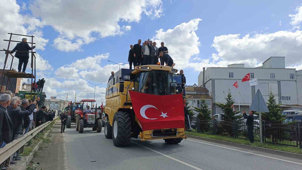 Samsun Bafra'da çeltik üreticileri 600 traktörle alım fiyatı açıklaması talep etti