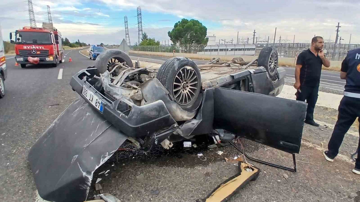 Şanlıurfa Bozova'da lastiği kopan Tofaş takla attı, 5 kişi yaralandı