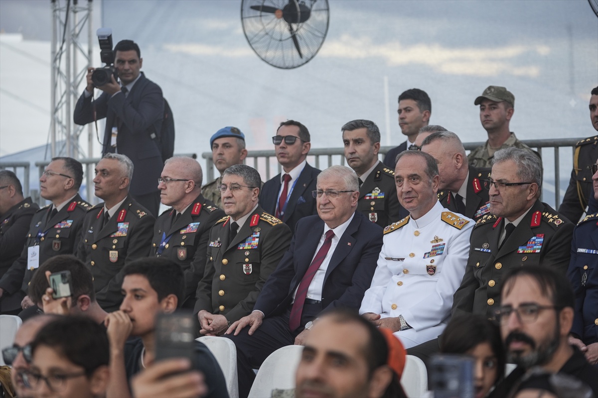 Şanlıurfa'daki TEKNOFEST'te Bakan Güler ve komutanlar TSK gösterilerini izledi